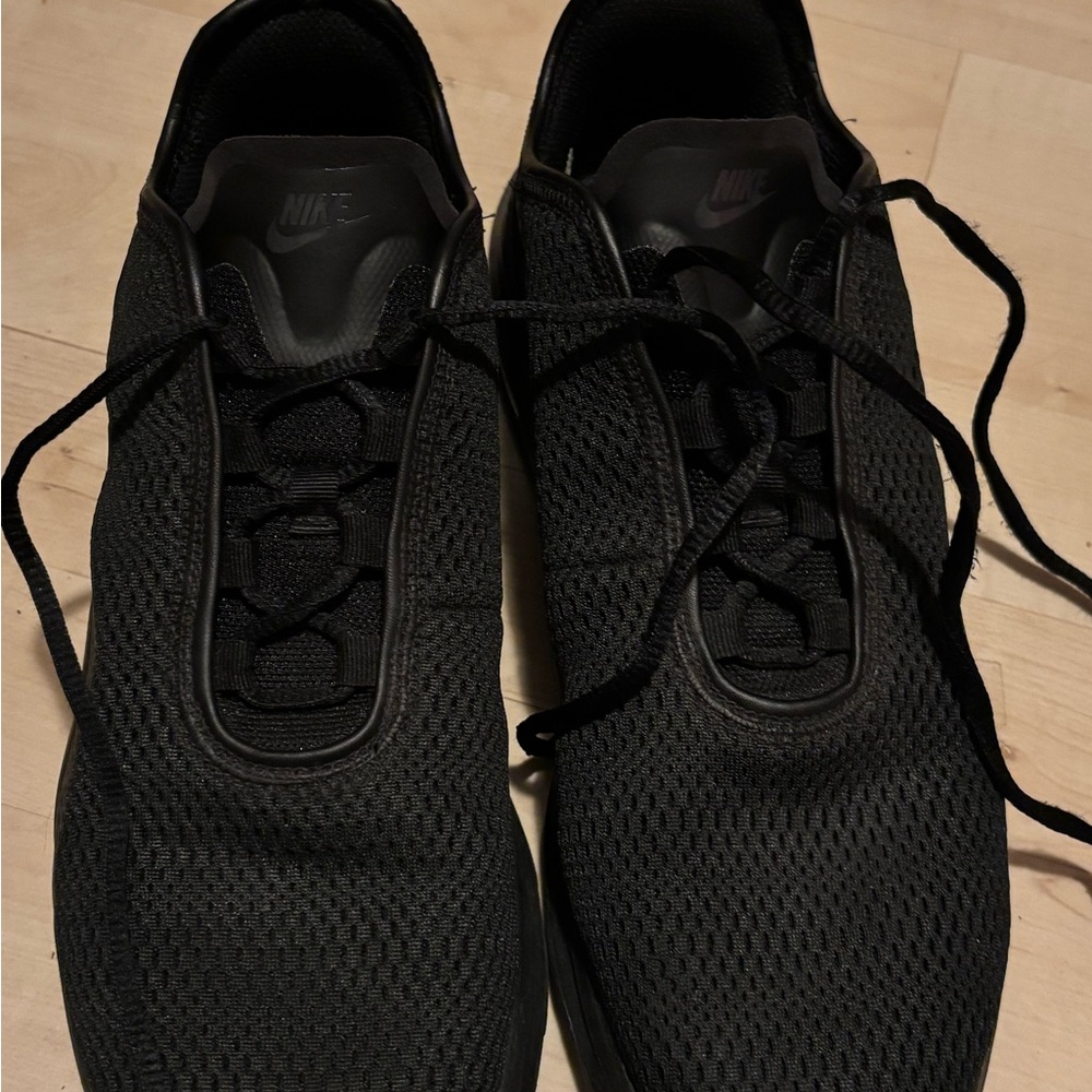 Nike Men's Black Mesh Sneakers